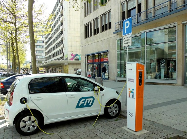 Pourquoi devrais-je louer une voiture électrique en France